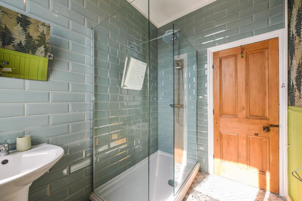 Traditional 3-Bed Property In Pontcanna With Parking Кардифф Экстерьер фото