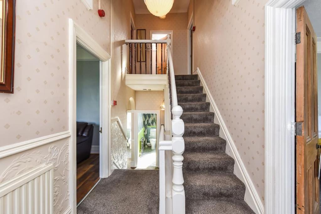 Traditional 3-Bed Property In Pontcanna With Parking Кардифф Экстерьер фото