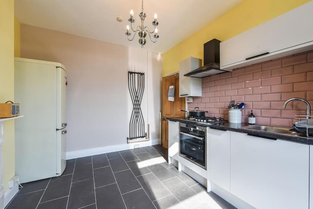 Traditional 3-Bed Property In Pontcanna With Parking Кардифф Экстерьер фото