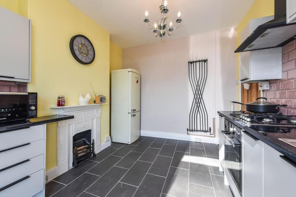 Traditional 3-Bed Property In Pontcanna With Parking Кардифф Экстерьер фото